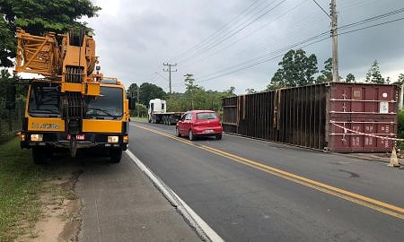 Guindaste começa a retirar contêiner que tombou na SC-443