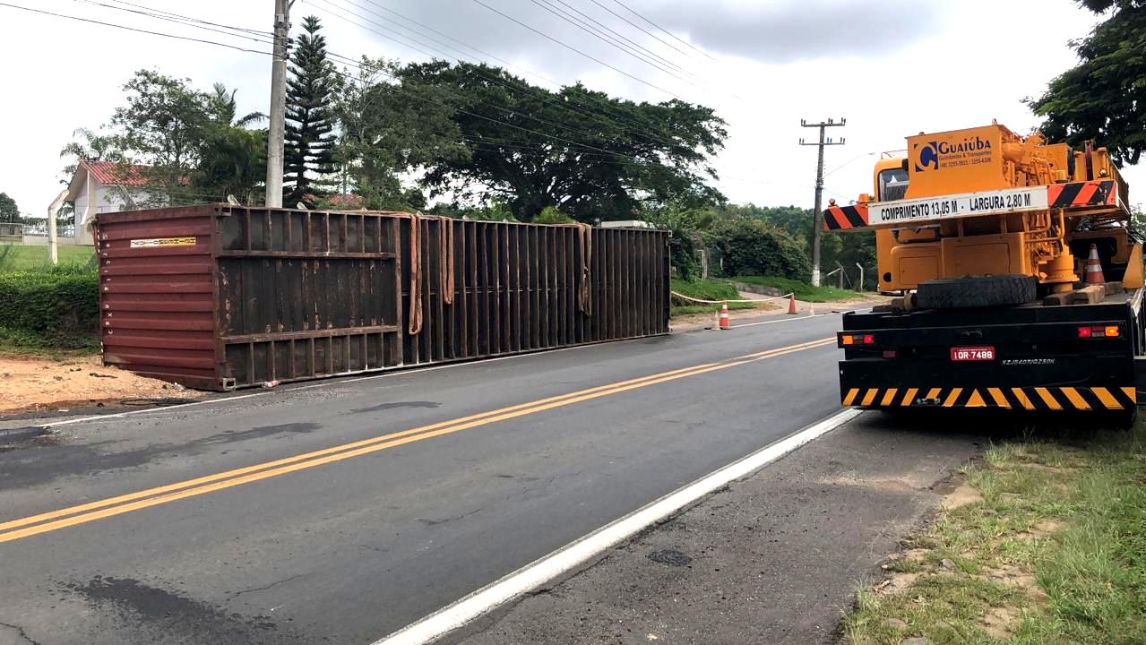 Guindaste começa a retirar contêiner que tombou na SC-443