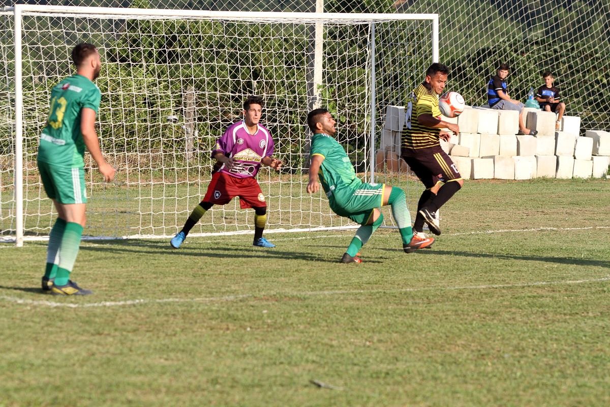 Municipal de futebol suíço prossegue neste sábado