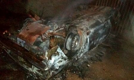 Carro é destruído pelo fogo no Bairro Naspolini