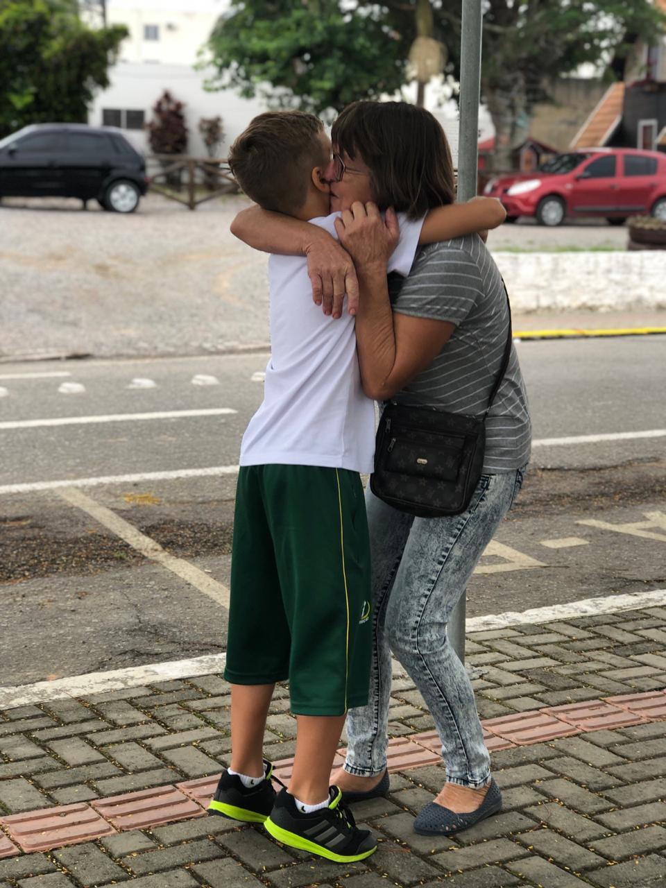 Um gesto de felicidade: alunos distribuem abraços no centro de Morro da Fumaça