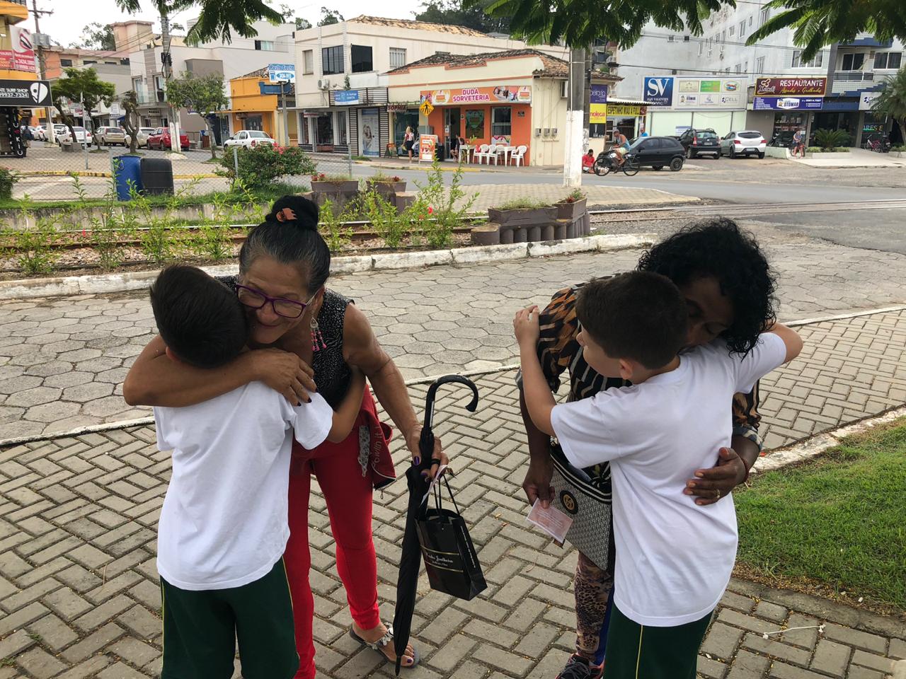 Um gesto de felicidade: alunos distribuem abraços no centro de Morro da Fumaça