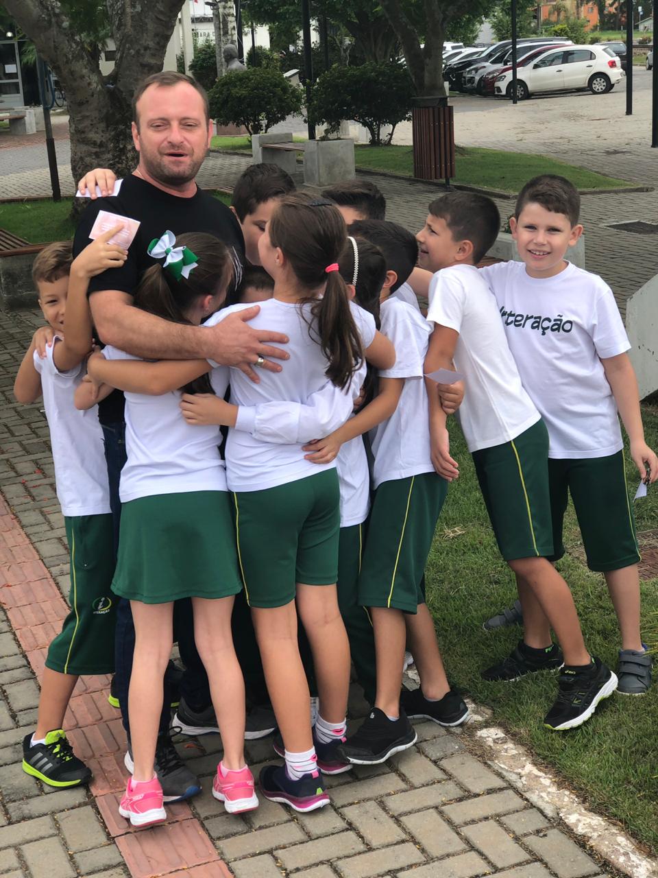 Um gesto de felicidade: alunos distribuem abraços no centro de Morro da Fumaça