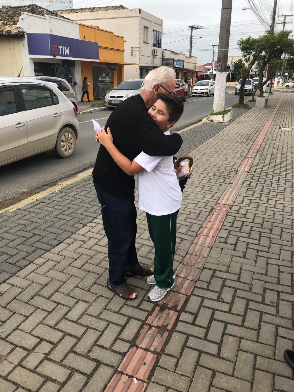 Um gesto de felicidade: alunos distribuem abraços no centro de Morro da Fumaça