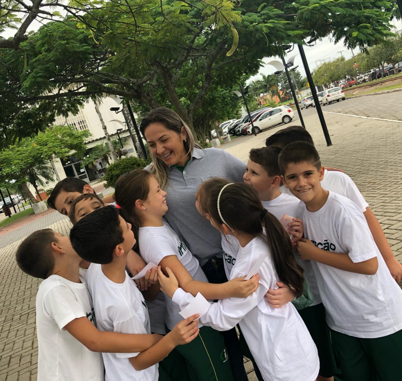 Um gesto de felicidade: alunos distribuem abraços no centro de Morro da Fumaça