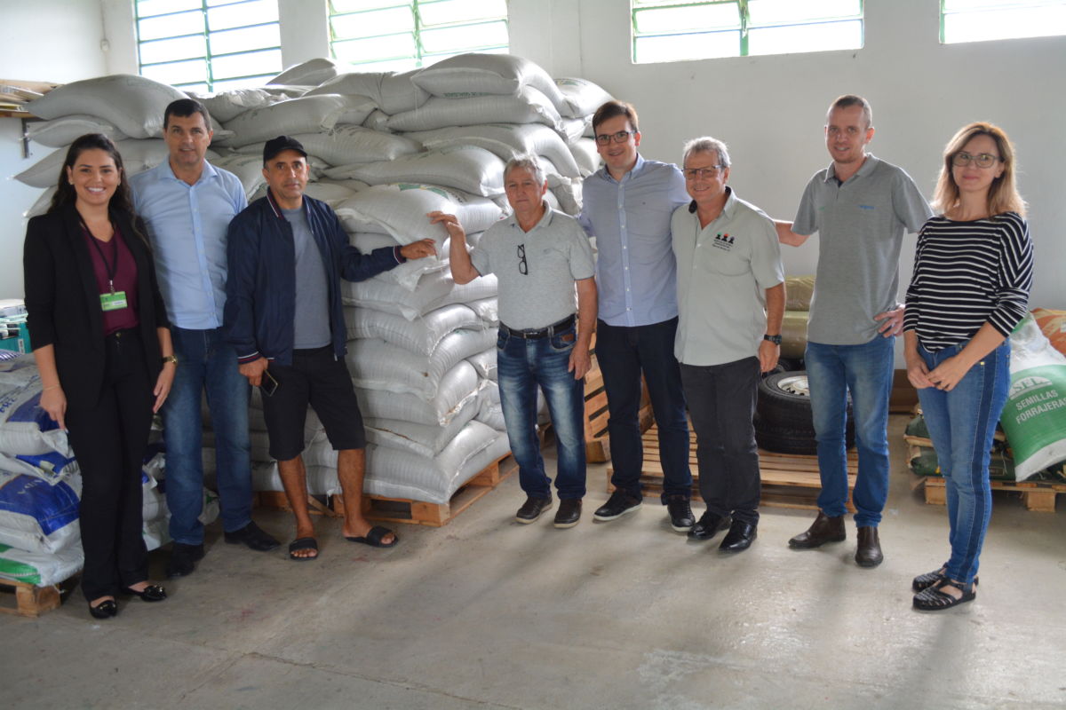 Sementes de pastagens são entregues a produtores