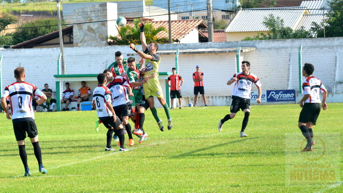 Rui Barbosa esbarra na retranca do Estância e na arbitragem