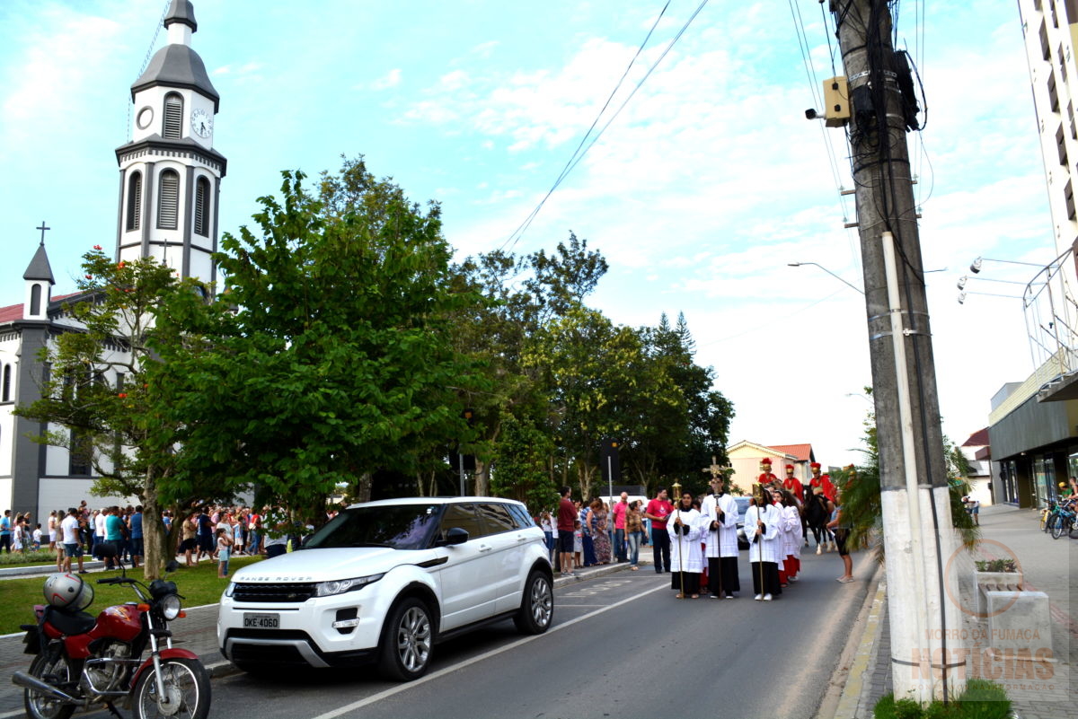 Fiéis participam da Caminhada da Penitência em Morro da Fumaça