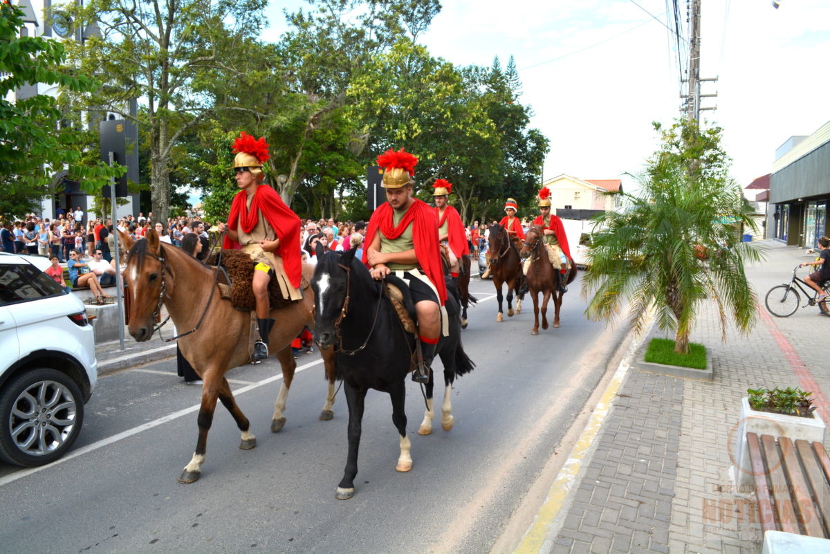 Fiéis participam da Caminhada da Penitência em Morro da Fumaça