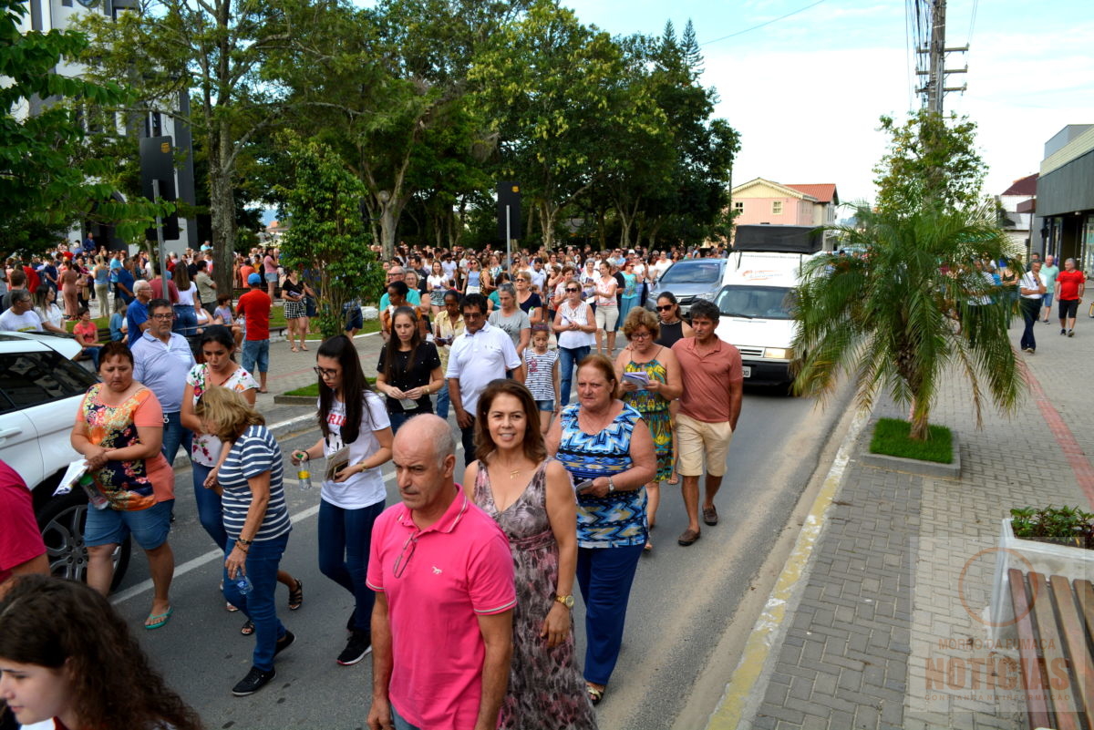 Fiéis participam da Caminhada da Penitência em Morro da Fumaça