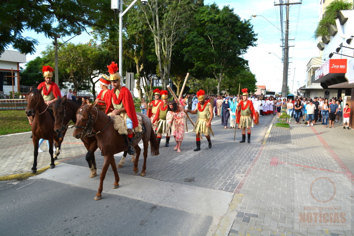 Fiéis participam da Caminhada da Penitência em Morro da Fumaça