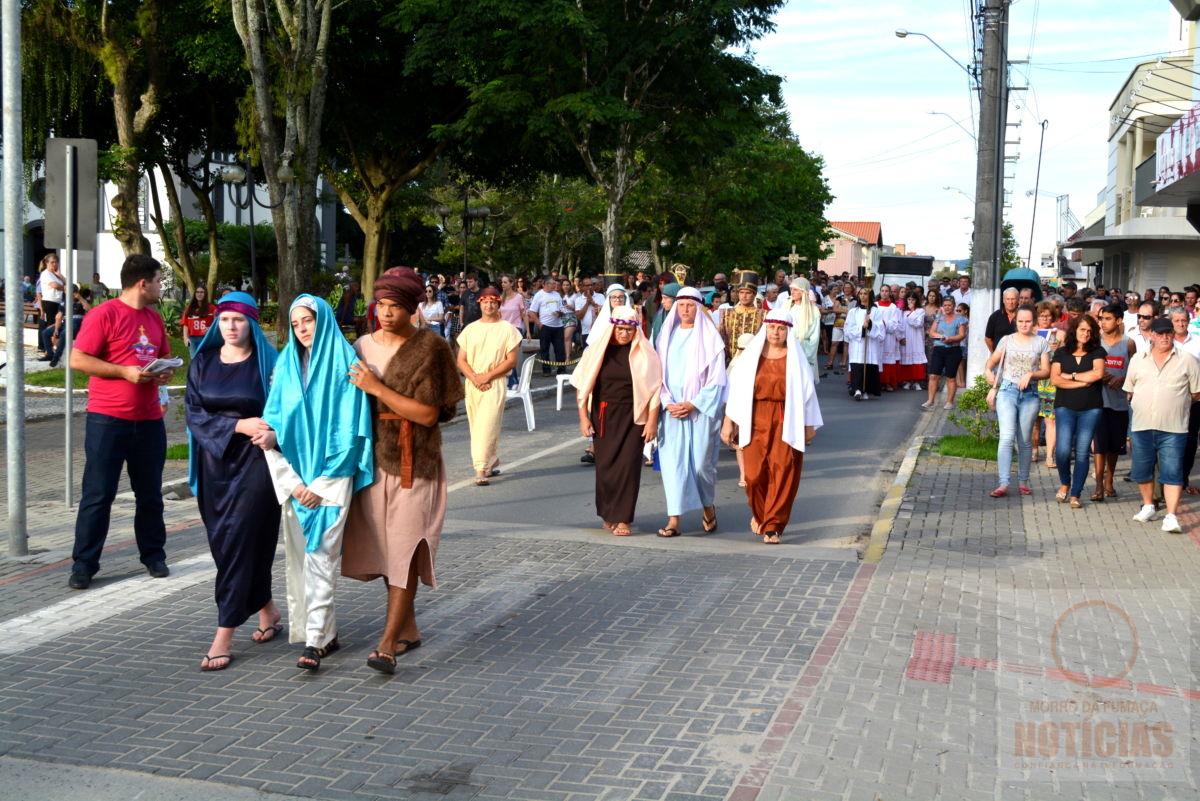 Fiéis participam da Caminhada da Penitência em Morro da Fumaça