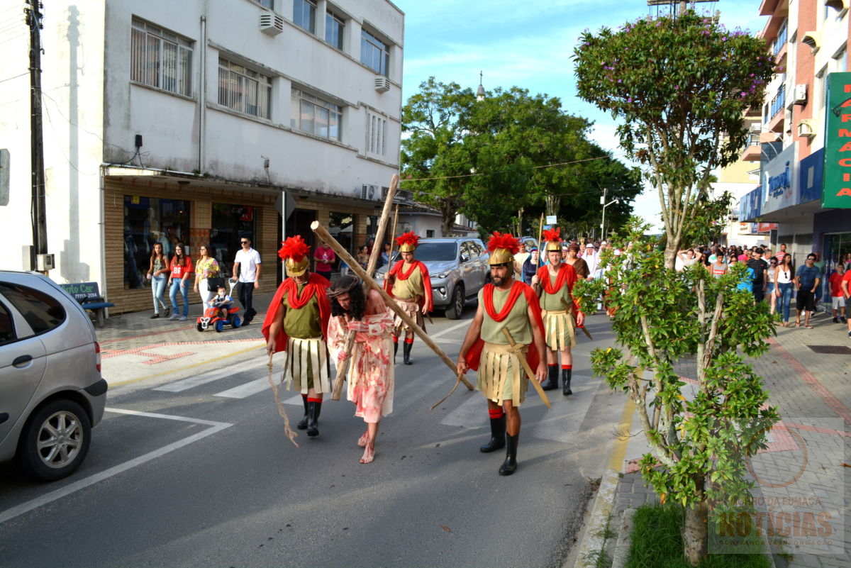 Fiéis participam da Caminhada da Penitência em Morro da Fumaça