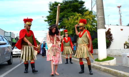 Fiéis participam da Caminhada da Penitência em Morro da Fumaça