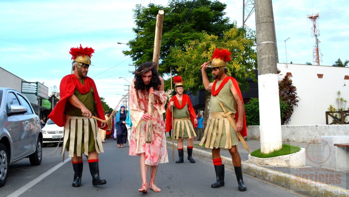 Fiéis participam da Caminhada da Penitência em Morro da Fumaça