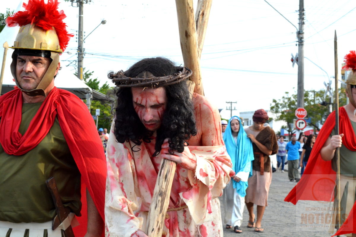 Fiéis participam da Caminhada da Penitência em Morro da Fumaça