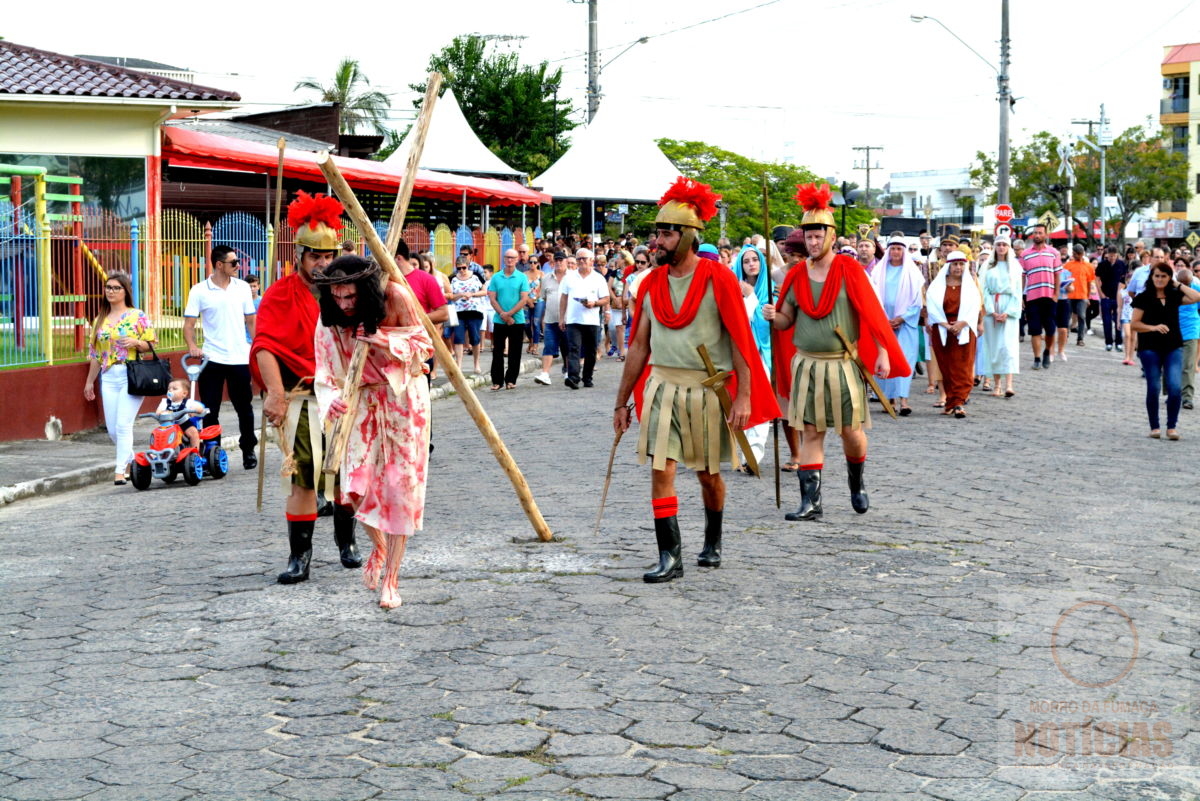 Fiéis participam da Caminhada da Penitência em Morro da Fumaça