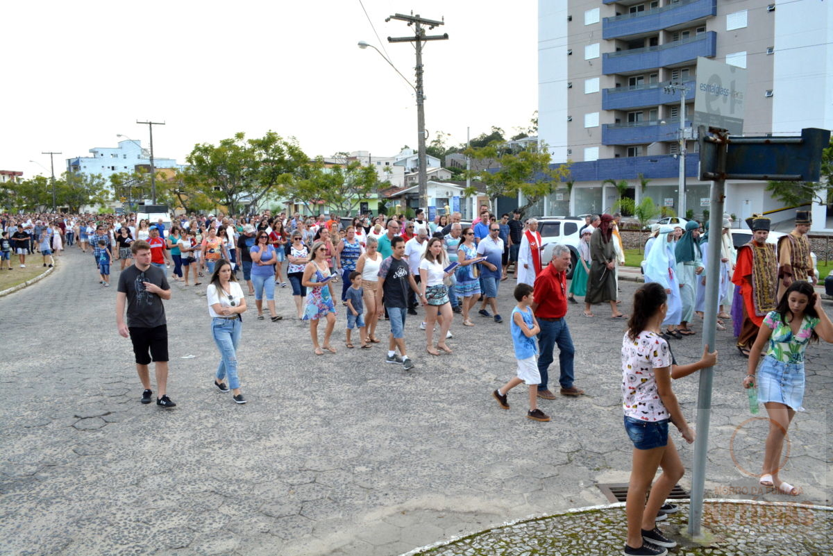 Fiéis participam da Caminhada da Penitência em Morro da Fumaça