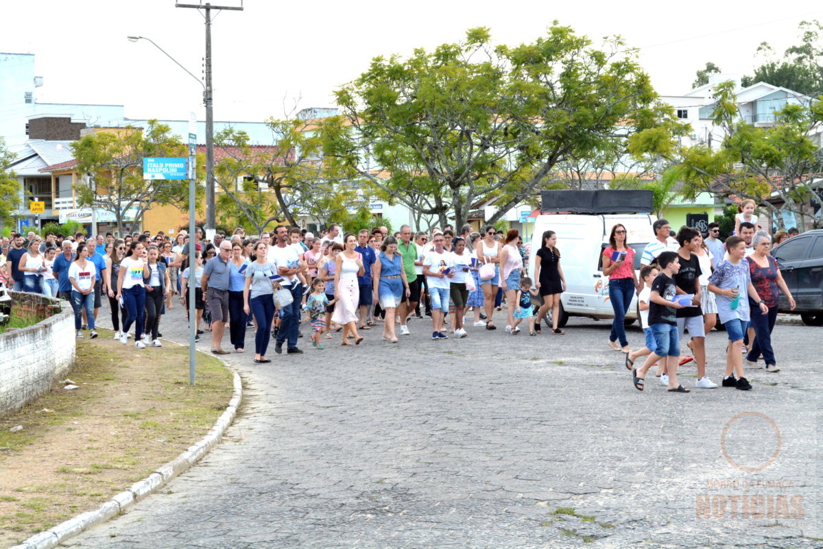Fiéis participam da Caminhada da Penitência em Morro da Fumaça