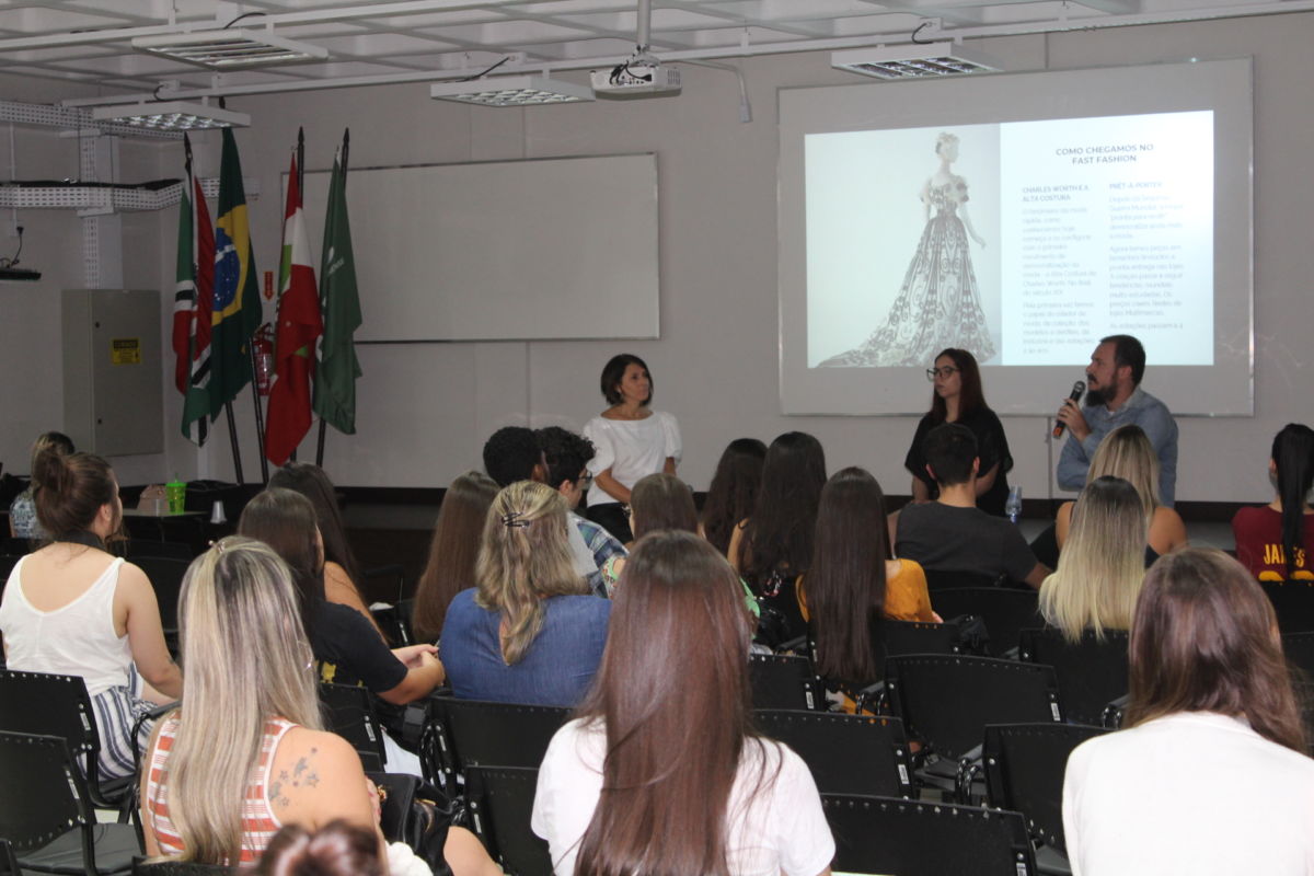 Curso Moda Senai/ Unesc participa das atividades do Movimento Fashion Revolution