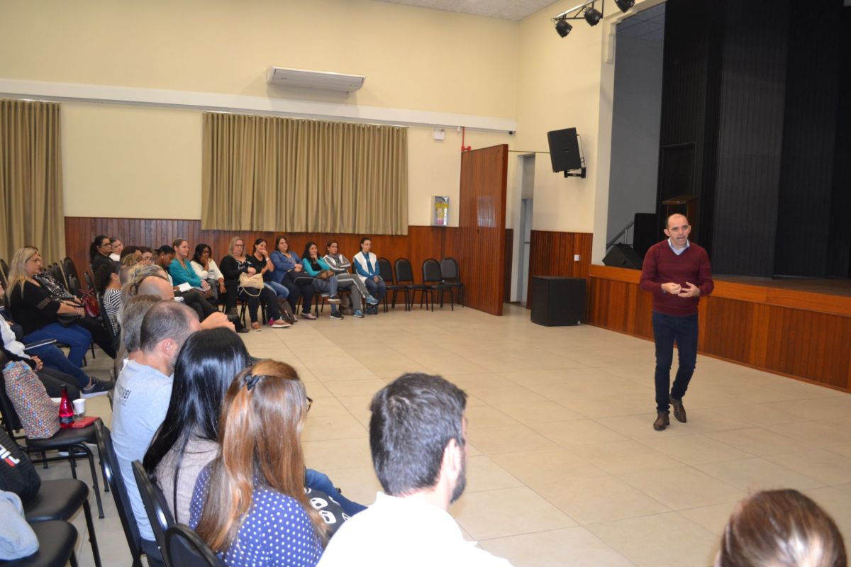 “Precisamos de mais ‘acreditadores’ em sala de aula”, diz professor cearense em Criciúma
