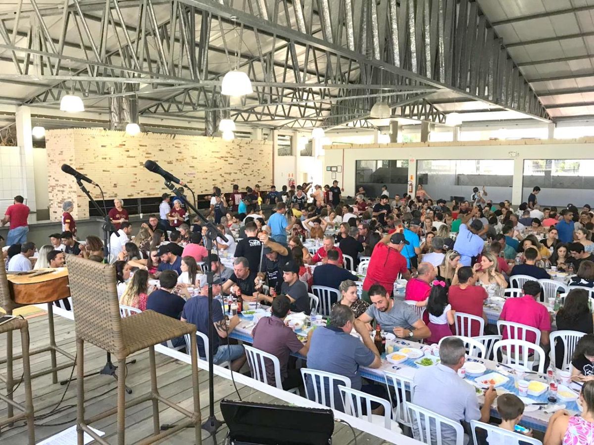 Almoço de Ramos reúne 600 pessoas no Salão Paroquial