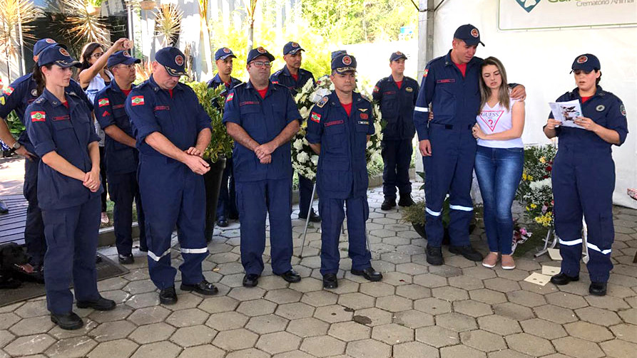 Cão dos Bombeiros morto em Morro da Fumaça é cremado