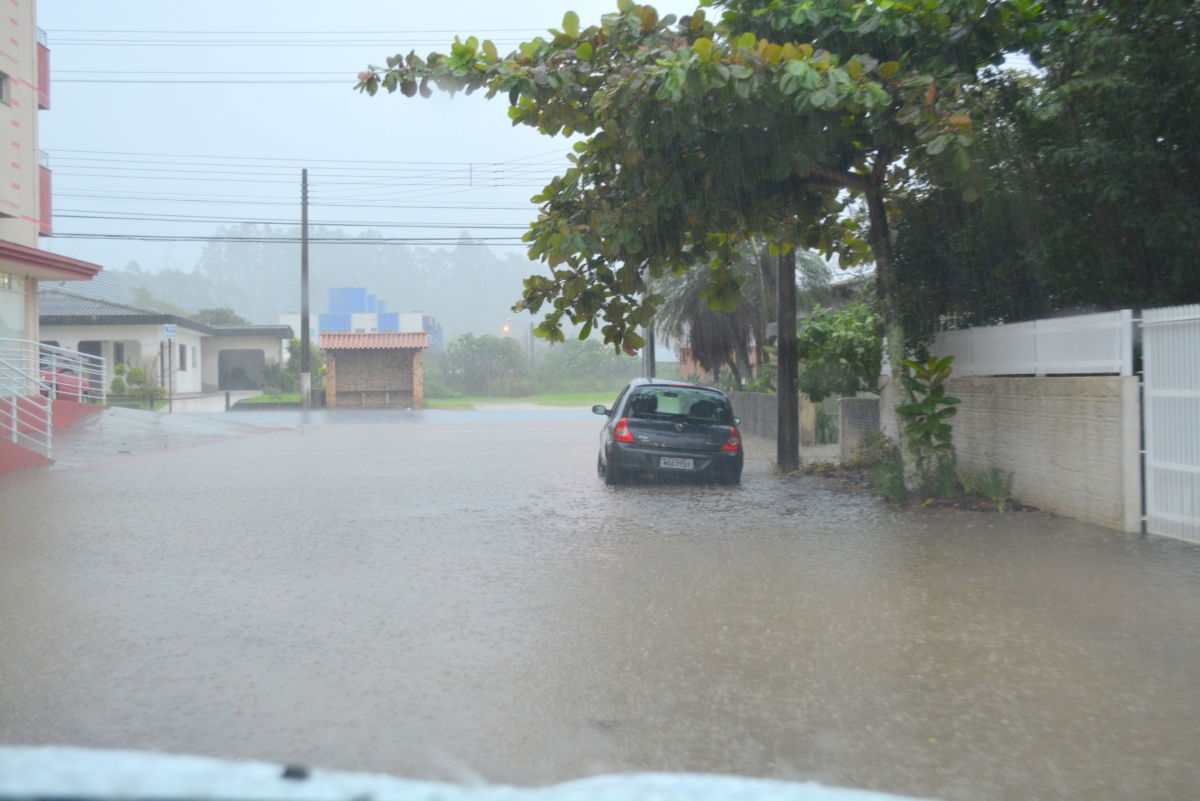 Chuva deixa ruas alagadas em Morro da Fumaça