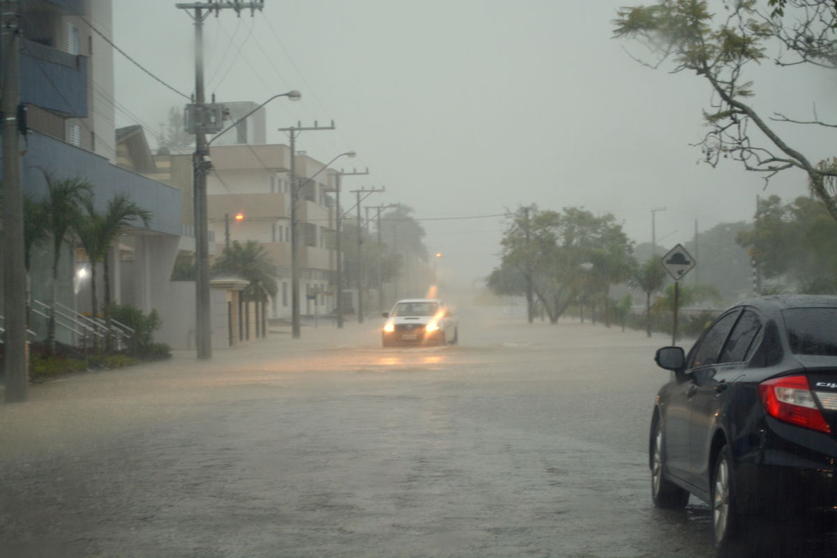 Chuva deixa ruas alagadas em Morro da Fumaça