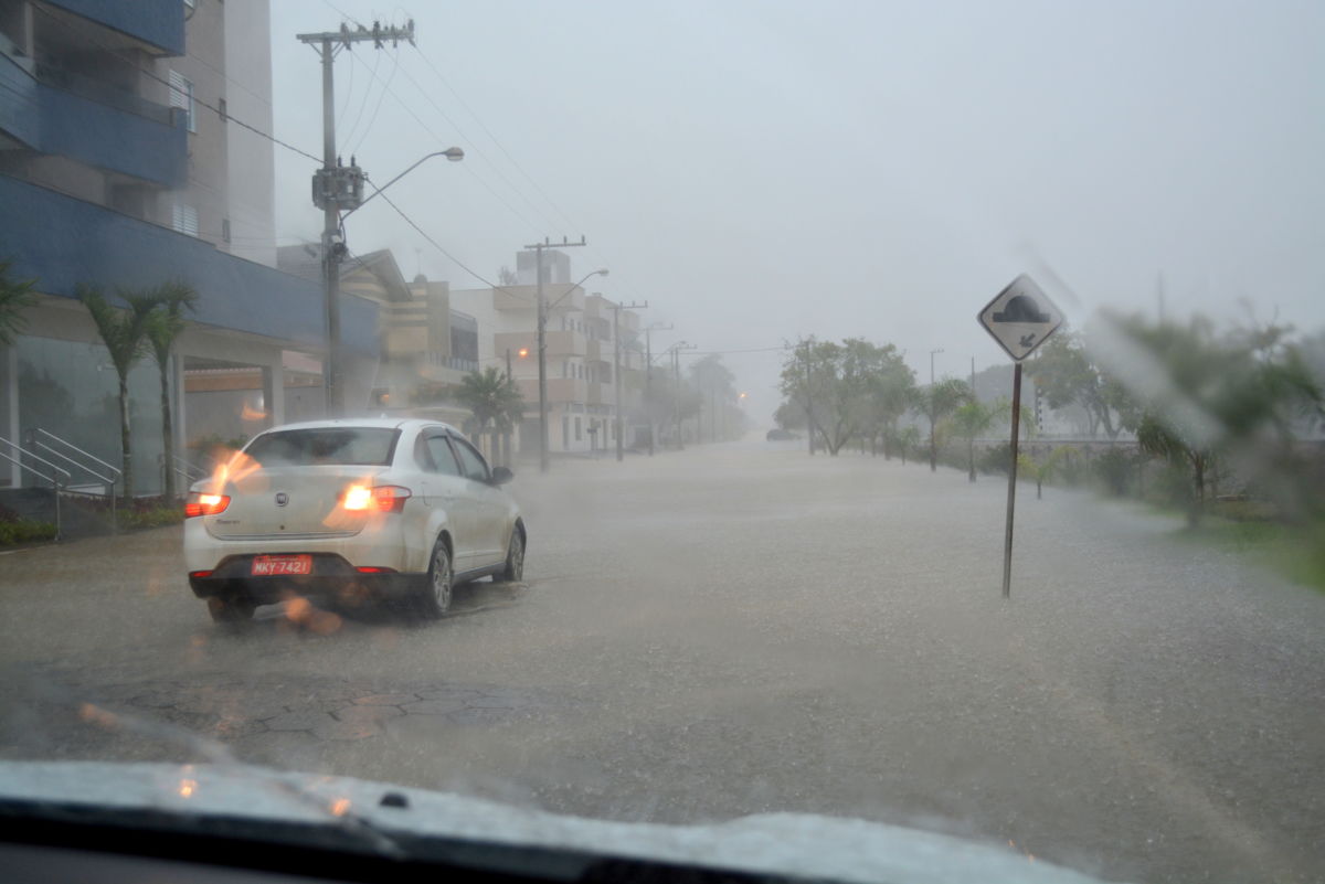 Chuva deixa ruas alagadas em Morro da Fumaça