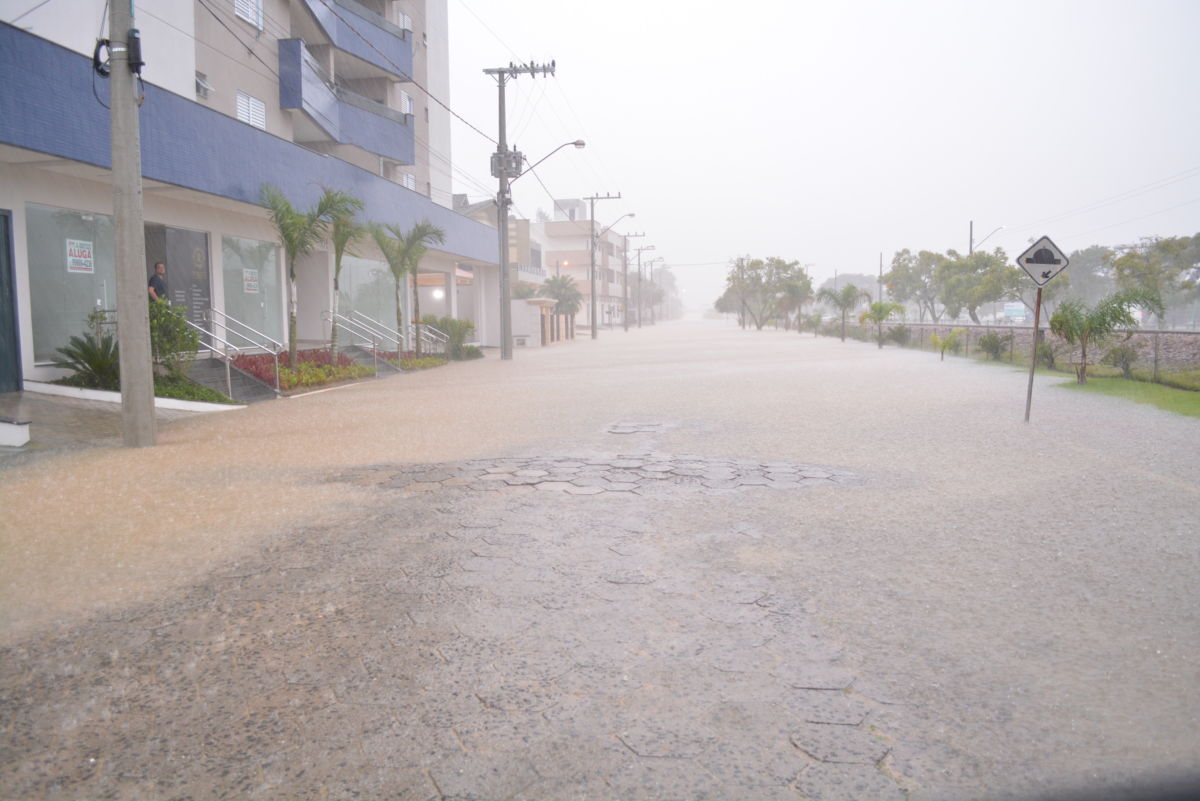 Chuva deixa ruas alagadas em Morro da Fumaça