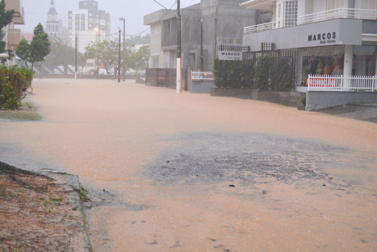 Chuva deixa ruas alagadas em Morro da Fumaça