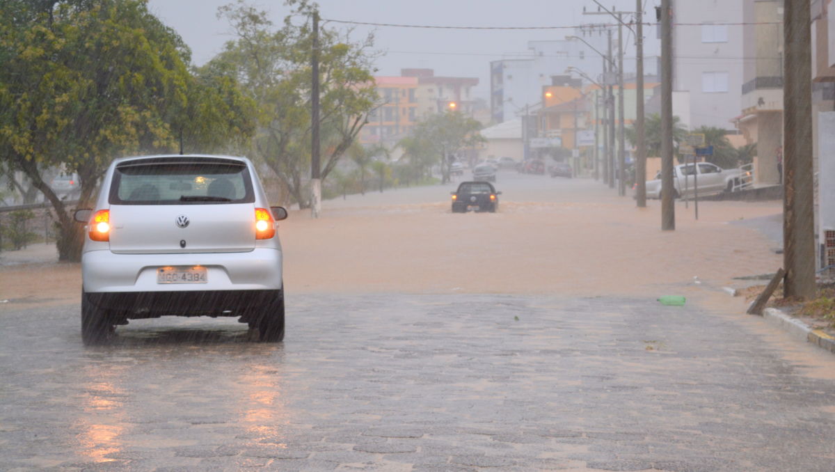 Chuva deixa ruas alagadas em Morro da Fumaça