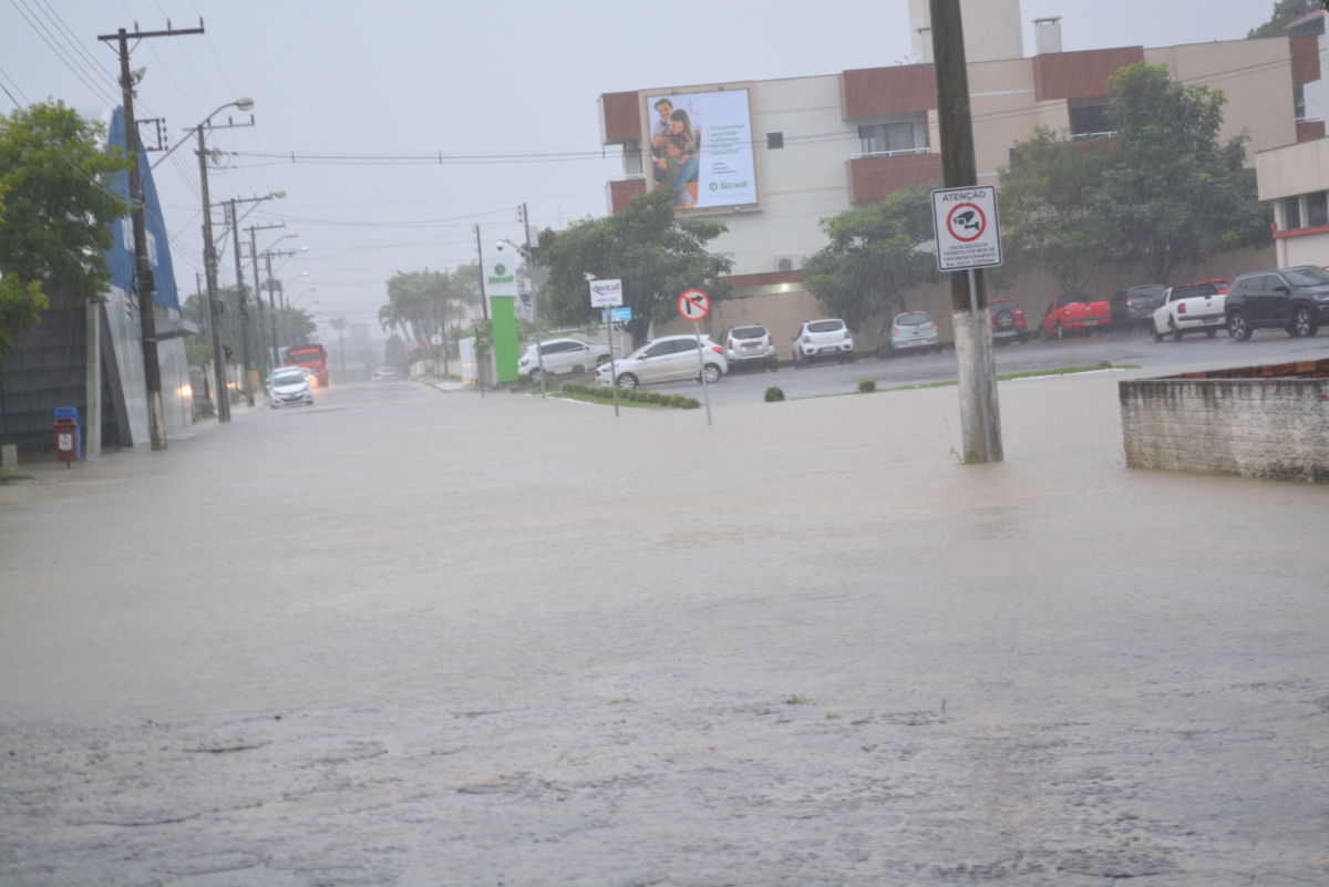 Chuva deixa ruas alagadas em Morro da Fumaça