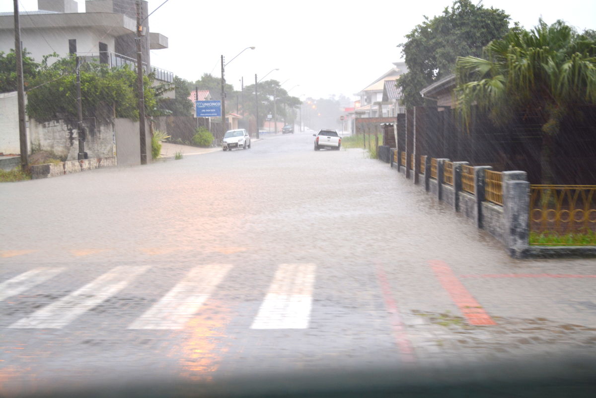 Chuva deixa ruas alagadas em Morro da Fumaça