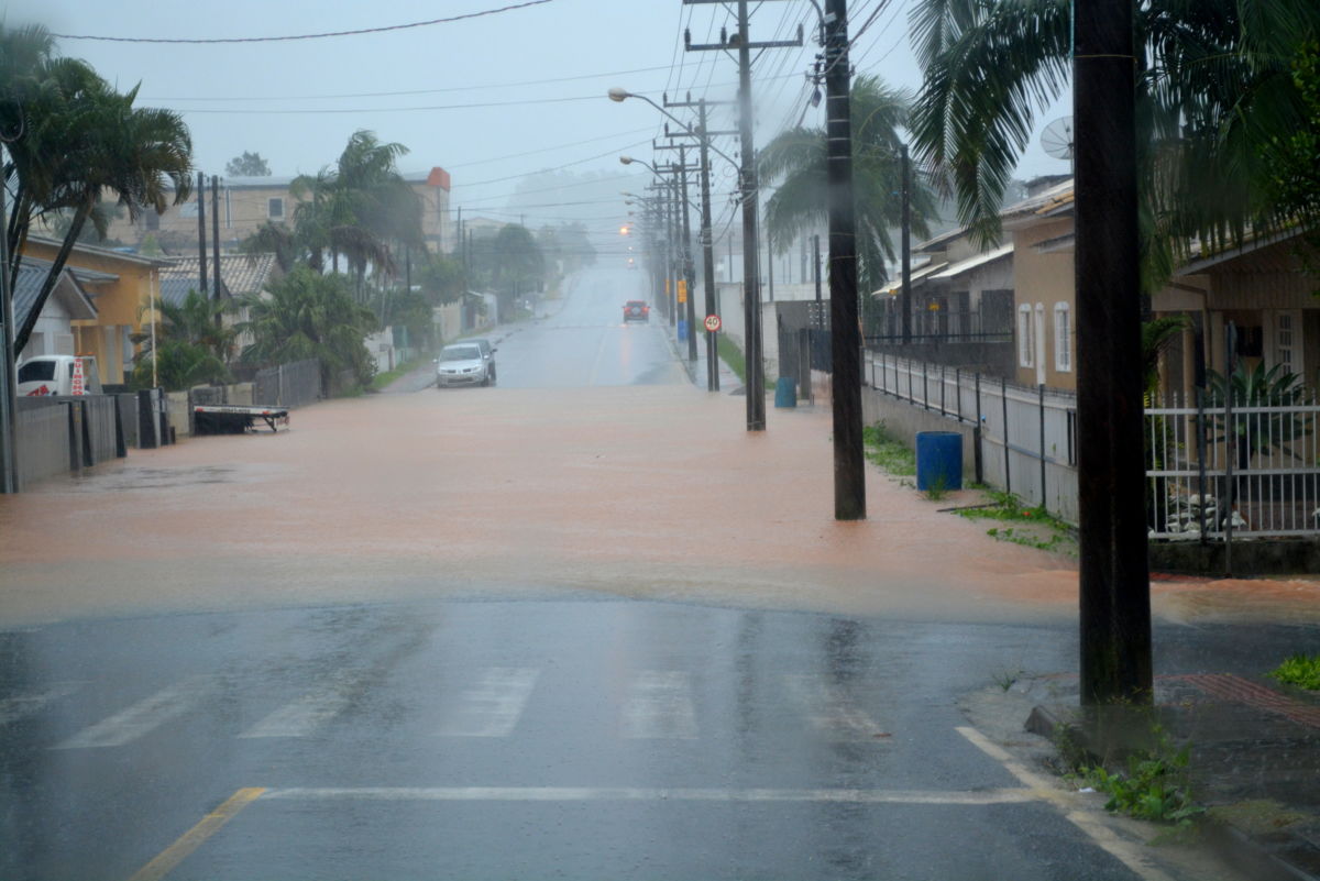 Chuva deixa ruas alagadas em Morro da Fumaça