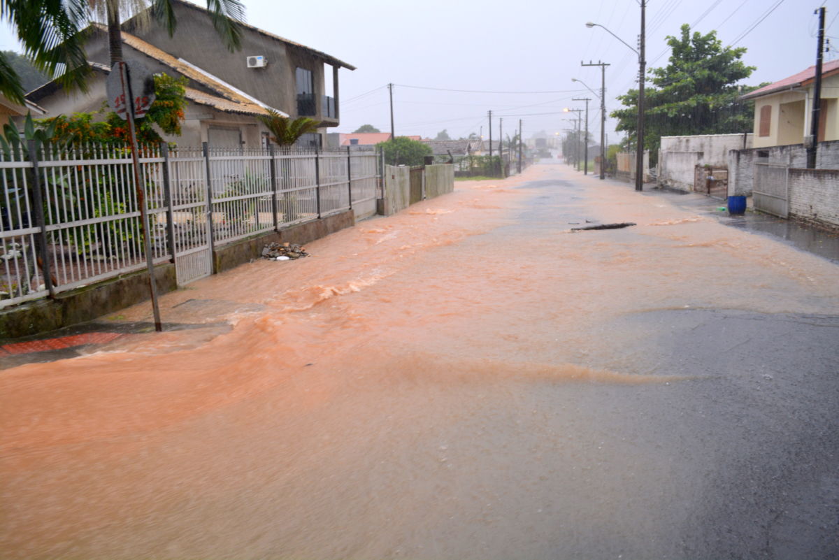 Chuva deixa ruas alagadas em Morro da Fumaça