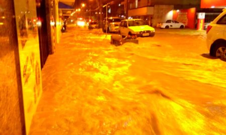 Comércio sofre com alagamento na Rua 20 de Maio (VÍDEO)