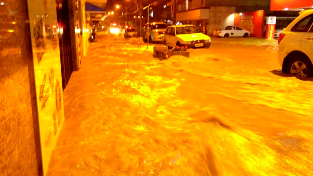 Comércio sofre com alagamento na Rua 20 de Maio (VÍDEO)