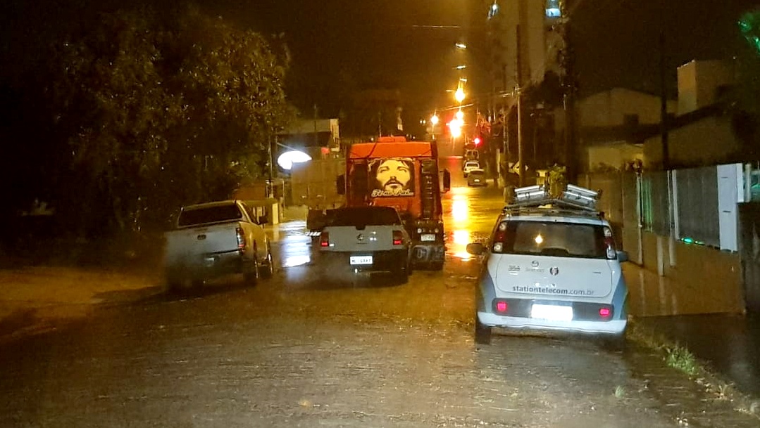 Trânsito interrompido na Rua Vanteiro Margotti