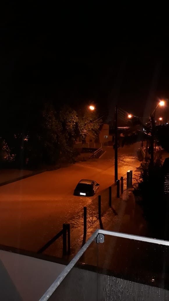 Trânsito interrompido na Rua Vanteiro Margotti