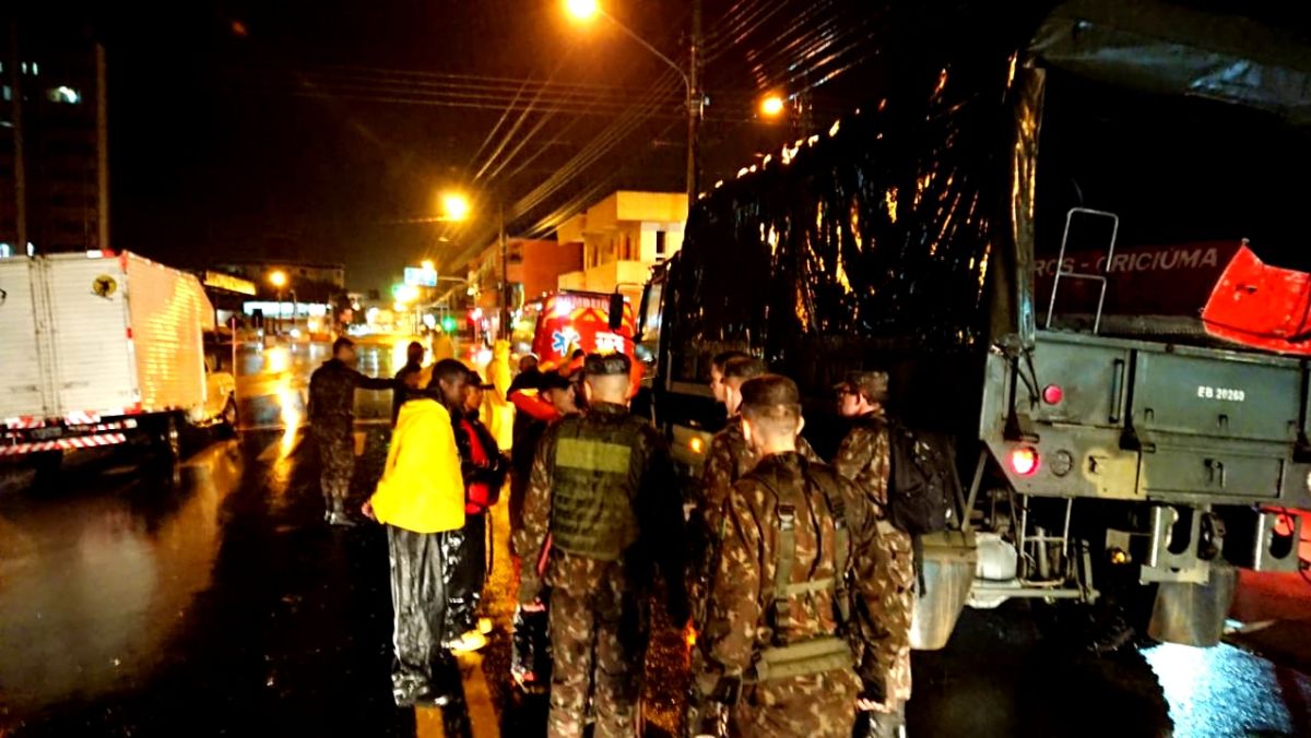 Exército auxilia retirada de famílias em Morro da Fumaça