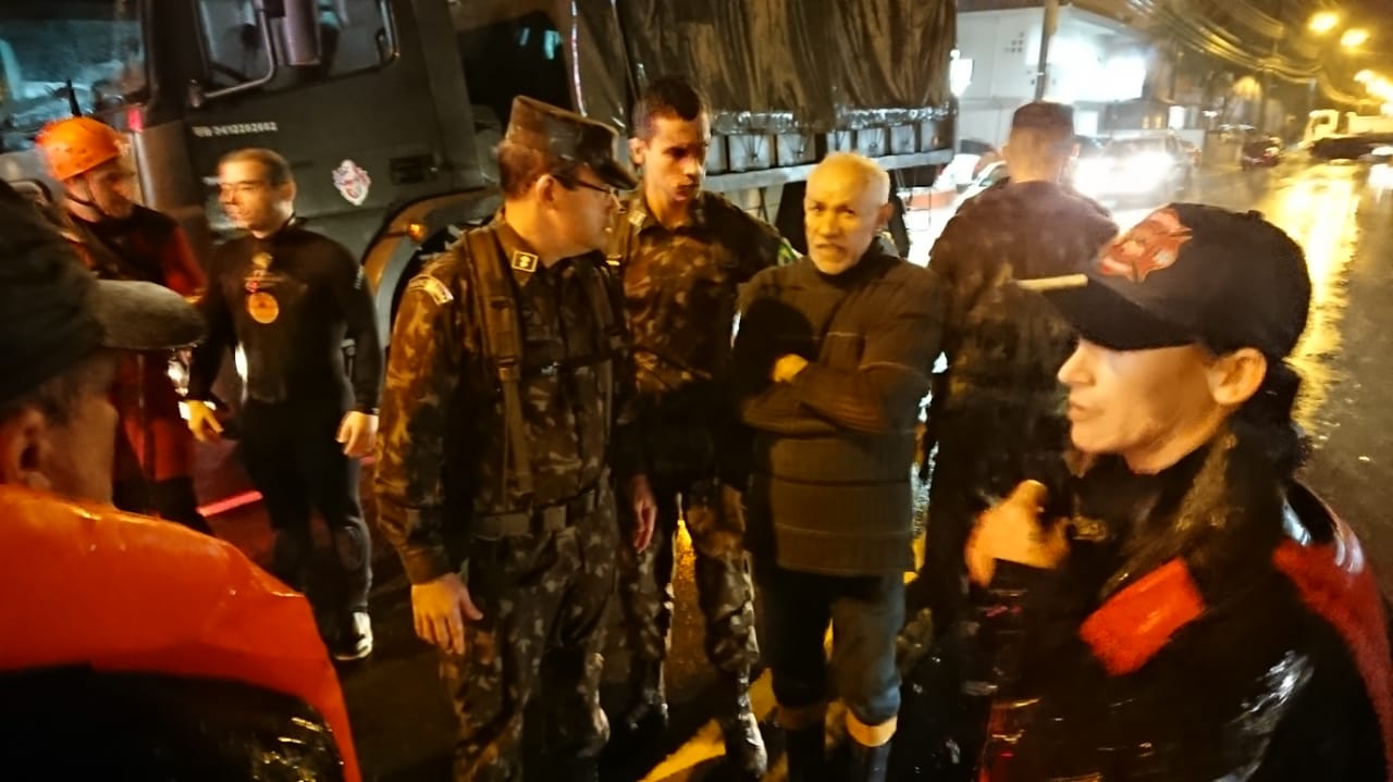 Exército auxilia retirada de famílias em Morro da Fumaça