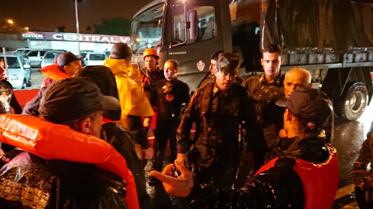 Exército auxilia retirada de famílias em Morro da Fumaça
