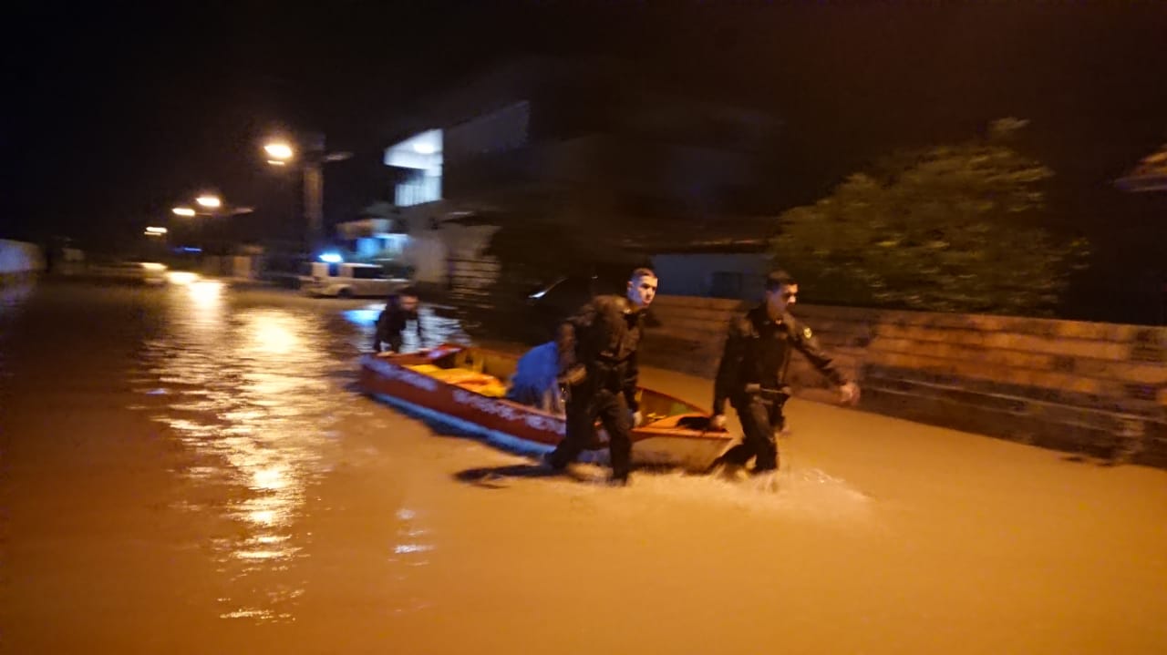 Estação Cocal: moradores retirados de barco