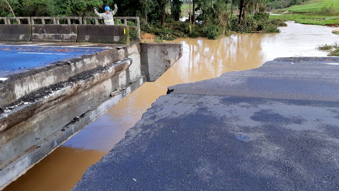 Morro da Fumaça serve de desvio para acesso a BR-101