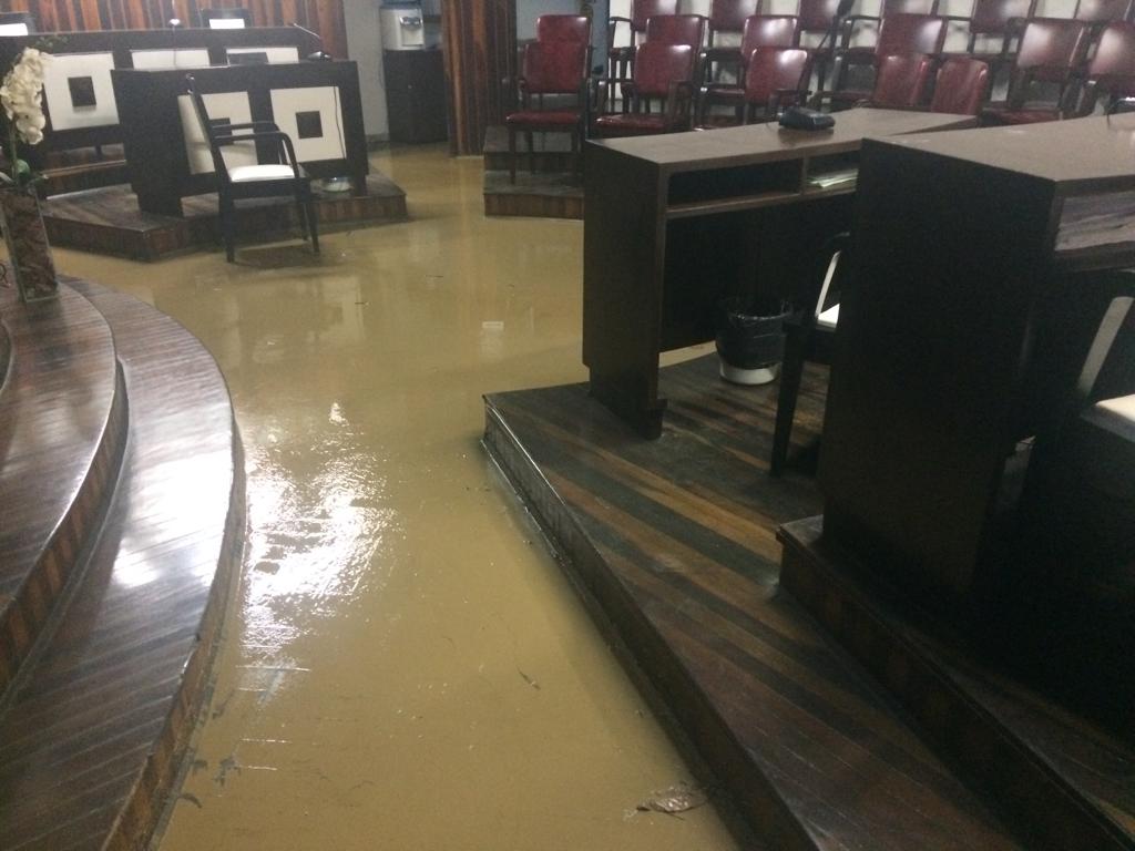 Câmara transfere sessão devido a inundação causada pela chuva na sede do Legislativo