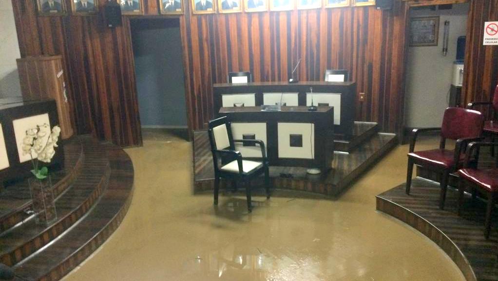 Câmara transfere sessão devido a inundação causada pela chuva na sede do Legislativo