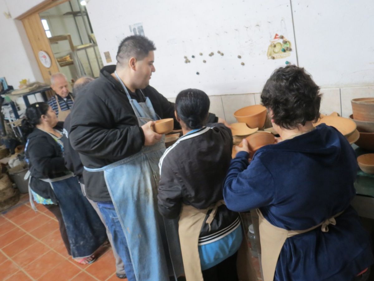 Frequentadores do Caps participam de aulas de cerâmica artística na Olaria das Artes