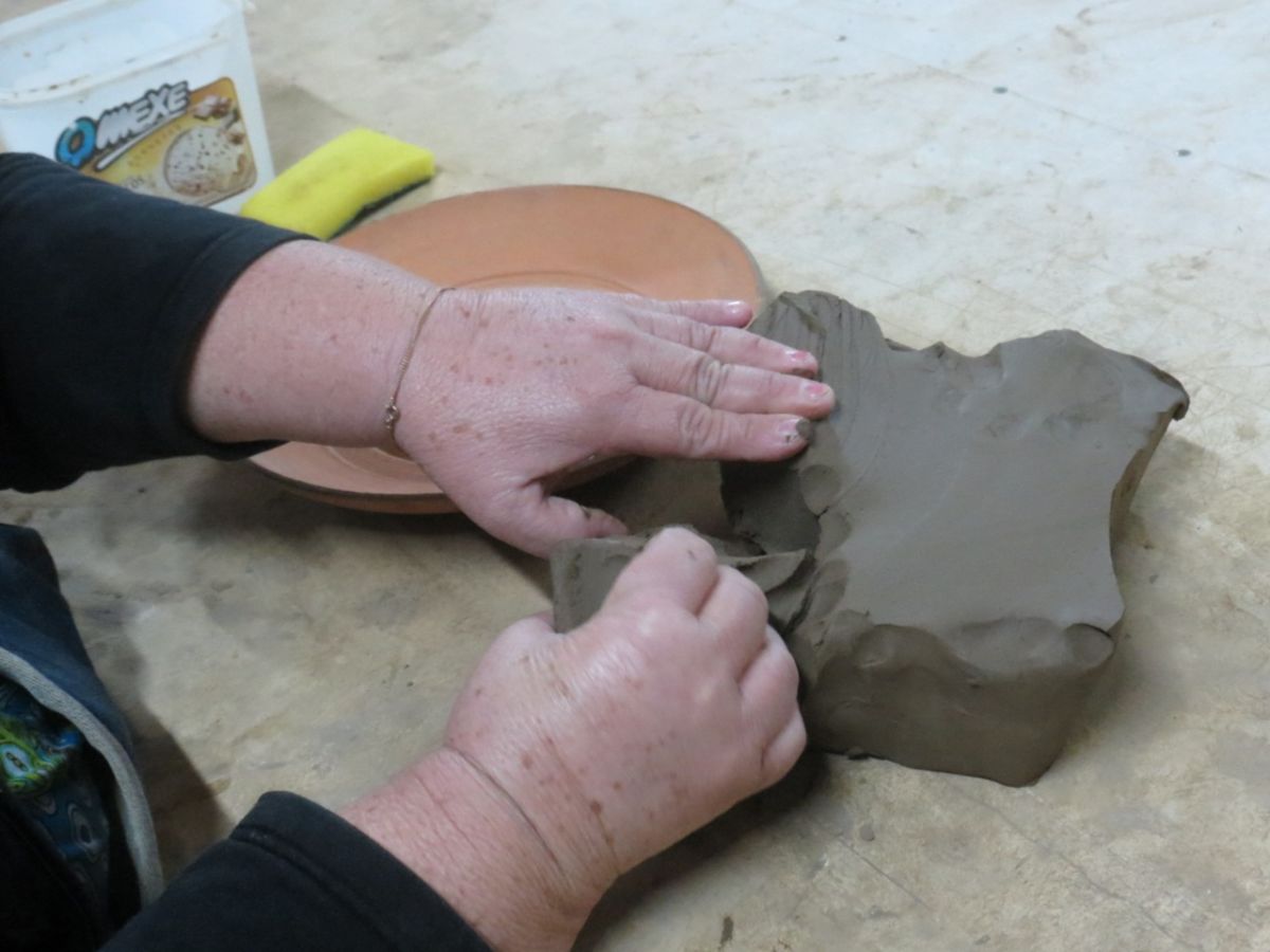 Frequentadores do Caps participam de aulas de cerâmica artística na Olaria das Artes